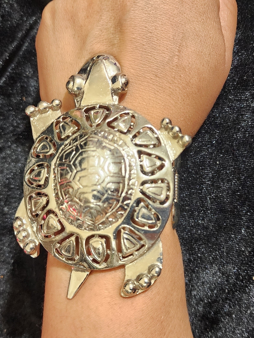 Vintage silver-tone turtle bracelet — Women's silver-tone animal-design bracelet